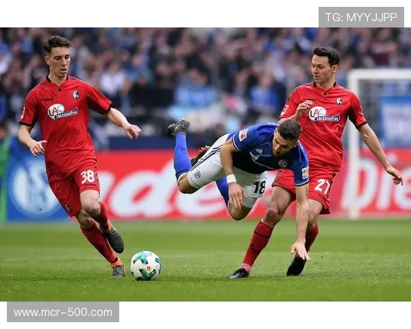 弗赖堡险胜沃尔夫斯堡，客队佩伊契诺维奇帽子戏法难救主